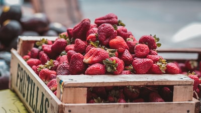 一束草莓的选择性聚焦照片